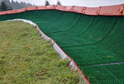 TUBING RIDES, in Reifenschläuchen sitzend über Rutschbahnen, TUBING RIDES ohne Schnee,