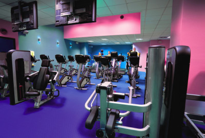 Ein Fitness-Studio ist ein Ort, an dem Menschen hart trainieren, schwitzen und sich auspowern.