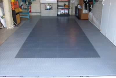 Eine Garage gilt als Belastungsprüfung für sämtliche Fußbodenarten
