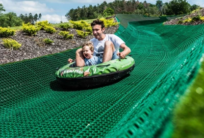 TUBING RIDES, in Reifenschläuchen sitzend über Rutschbahnen, TUBING RIDES ohne Schnee, ganzjähriger Funsport,