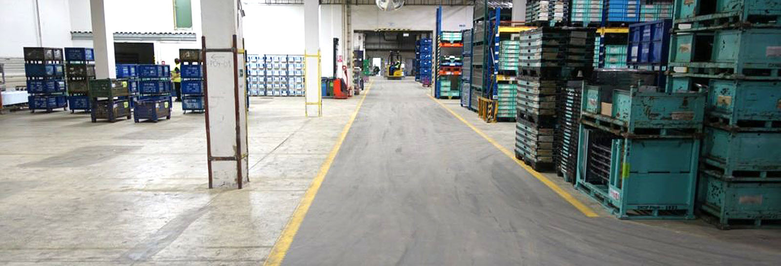 Industrie- und Lagerbereiche mit PVC-Boden-Fliesen im Industrie-Standard